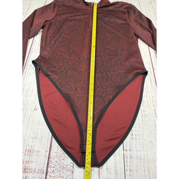 Nike Burgundy Snake Print Body Suit Woman's Size XL Long Sleeve Comfort Tight - Picture 5 of 8